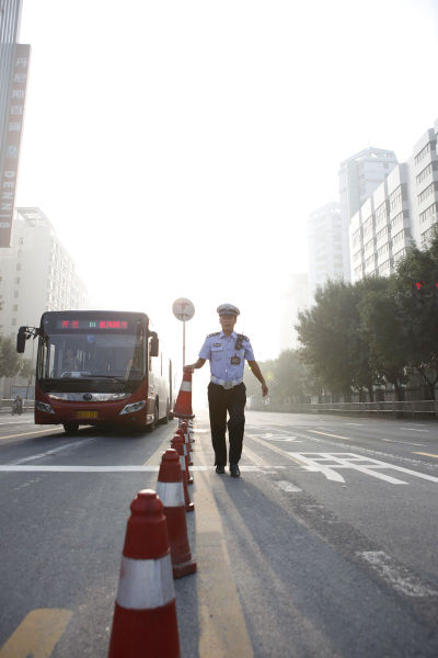 杨警官每天上班的第一件事情