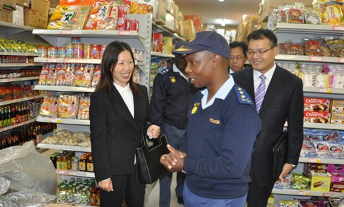 南非豪登省警察厅MZWANDILE PETROS厅长走访商家店铺。
