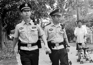 巡逻民警走在老百姓身边。