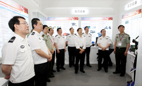 孟建柱：进一步提升中国警用装备的现代化水平
