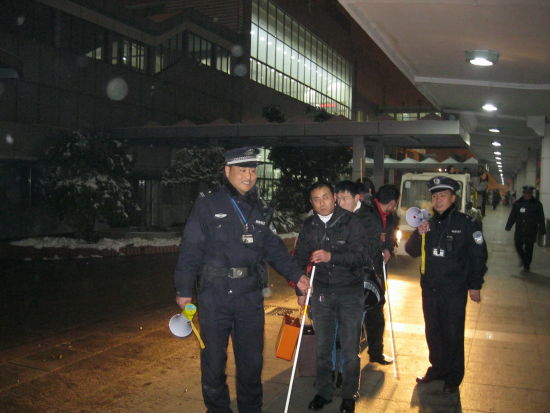 沈崇护送盲人旅客 沈崇护送盲人旅客