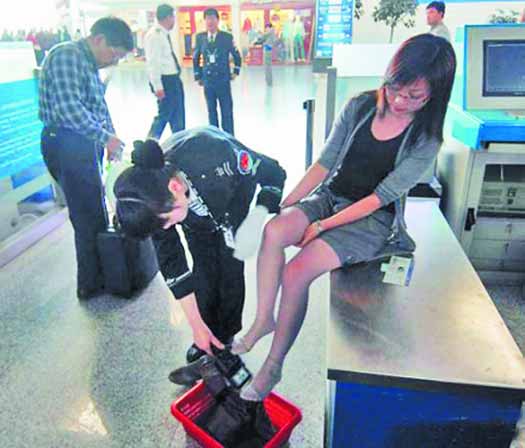 旅客被要求脱鞋检查