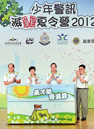 曾伟雄谈新装置。旁为(左二起)林郑月娥、黎栋国及黄国伟 林良坚摄