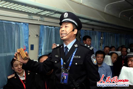 “最美警察”：太原开北京D2002/2013次列车乘警长史恩礼