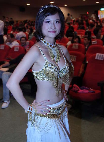 台湾超萌女警官苦练肚皮舞助慈善（图）