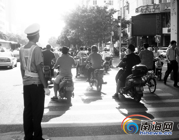 横过马路不听协警劝告，结队闯红灯。