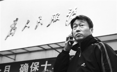 10月26日,电影《神探亨特张》警探原型张惠领，是双榆树派出所便衣组组长。他每天有许多与工作相关的电话要处理。实习生 王政显 摄