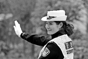 11月13日，冯立在成都高新西区执勤。