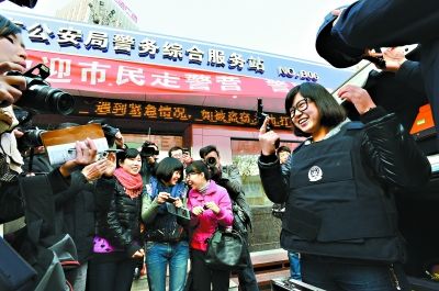 在菱角湖万达警务综合服务站，大一女生徐甜甜过了一把“警察瘾”。记者鄢玉红