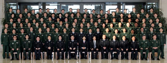 日前，公安警卫部队党委扩大会议在北京召开。中共中央政治局委员、国务委员、中央政法委书记孟建柱会见会议代表并一同合影。