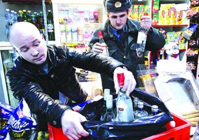 俄警察突击检查啤酒售卖情况