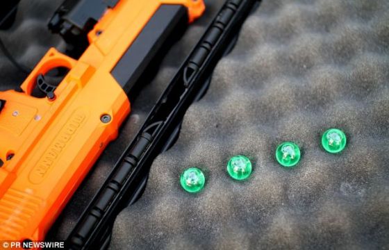 这种新型武器射出像彩弹球一样的小型绿弹。这些子弹不会伤害嫌疑犯，却会留在他们身上一个持续数周的独特DNA标记。