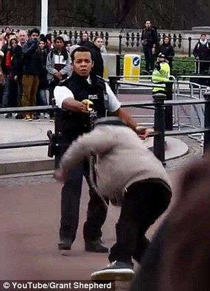 警察用电枪将其击晕。