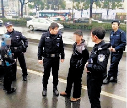 14岁哥哥带着8岁弟弟离家出走遇警察被送回（图）