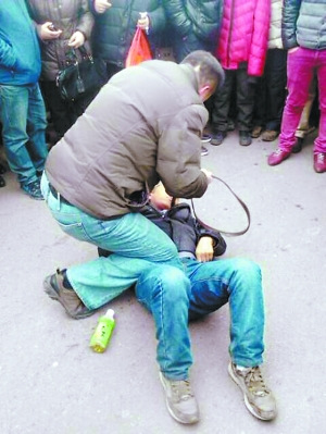 网友@静宝abc拍摄的龙潭庙会抓贼照片。