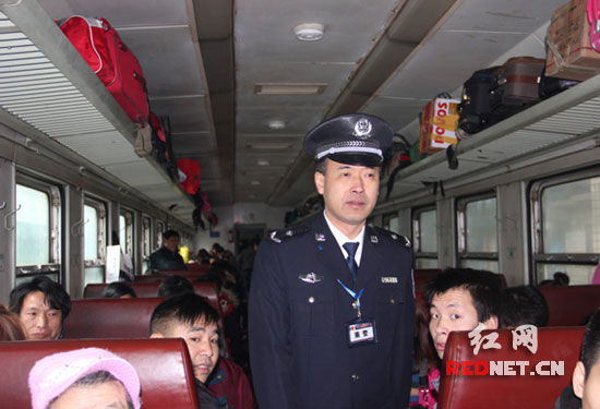 长铁公安政委支队长带队顶岗到一线让乘警吃顿年夜饭