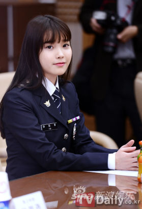IU身穿制服