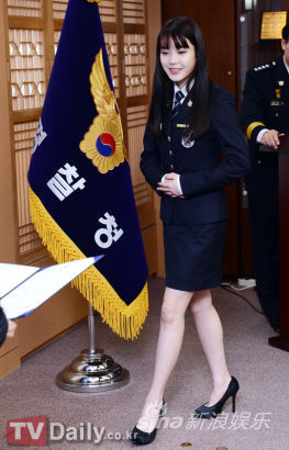 IU身穿制服
