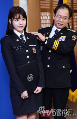 IU身穿制服