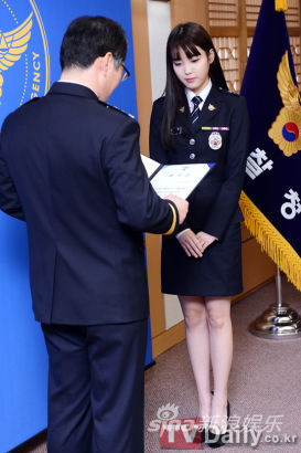 IU身穿制服