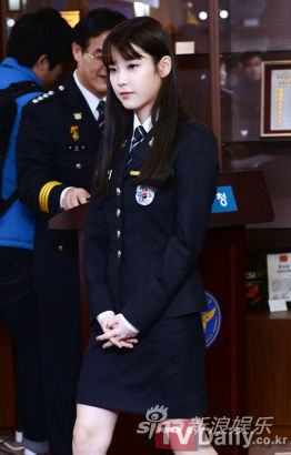IU身穿制服