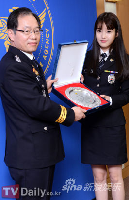IU身穿制服