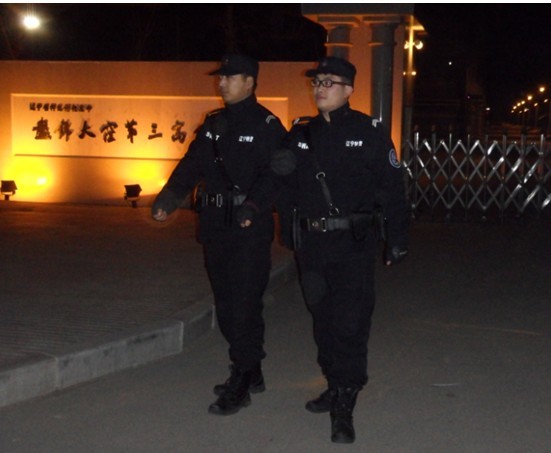 大年三十民警在街道巡逻