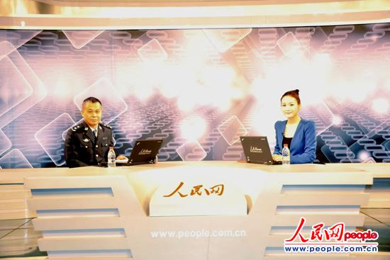 图为陈小坤(左一)做客人民网