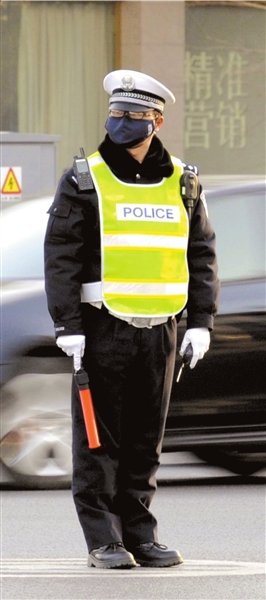 京城民警戴口罩执勤