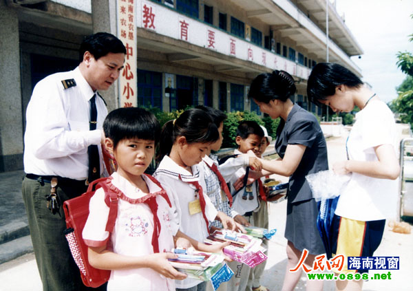 蔡军为少年儿童送图书（资料图）