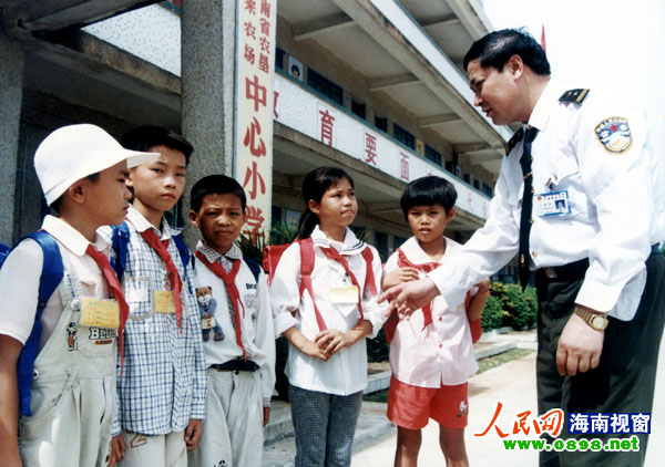 蔡军多年来一直关注青少年儿童（资料图）