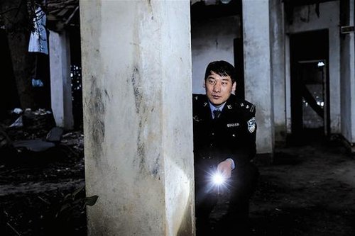 武汉警方创心理极限训练 用“鬼屋”给民警练胆
