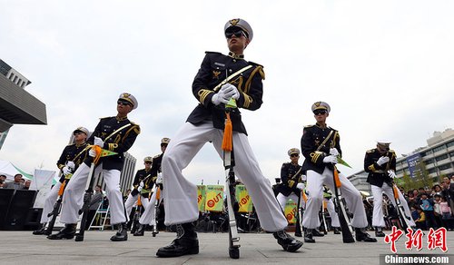 韩国警察大学学生大跳“骑马舞”