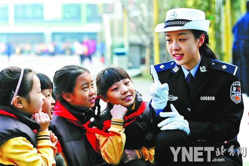 　女交警正在向孩子们讲解交通知识摄影/何建良