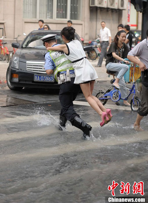 交警背美眉趟积水
