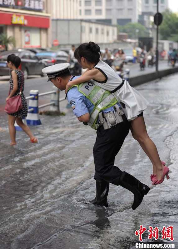 交警背美眉趟积水