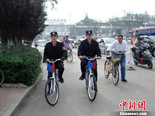 徐州警方用最土交通工具蹬自行车扩大巡逻区域