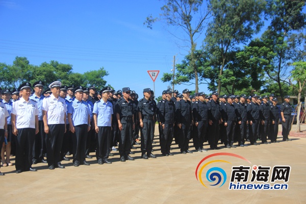 海口市公安局依托特警支队营区,于今日挂牌成立“海口市公安局人民警察训练基地”,以此促进海口公安工作和公安队伍的建设。 (实习生曾丽园摄)