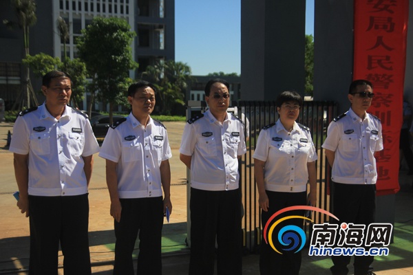 海口市公安局依托特警支队营区,于今日挂牌成立“海口市公安局人民警察训练基地”,以此促进海口公安工作和公安队伍的建设。 (实习生曾丽园摄)