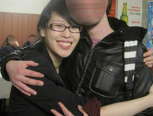 网上传出的蓝可儿和一个神秘男子的合影。（高睿/图）