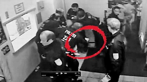 监控录像显示丹尼尔（Daniel）遭到多名警察的殴打