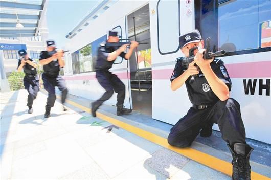 图文：全国首家警察实战训练模拟街区在汉开街