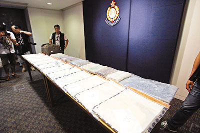 香港警方首破用地毯藏毒案截获24公斤可卡因(图)