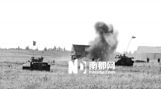 8月12日，中俄联合反恐军事演习在俄罗斯切巴尔库尔合同训练场进行实兵实弹协同训练。新华社发