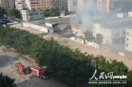 爆炸现场冒出浓烟,有楼房倒塌。田伟 摄