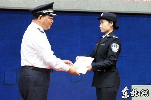 孙永波为英烈子女颁发了警司警衔命令证书。岳云雪　摄