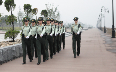 女子巡警队在观景台木栈道巡逻。