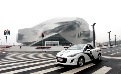 巡警队队员在达沃斯会场开车巡逻。