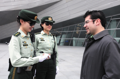 队员们在会场为外国友人服务。