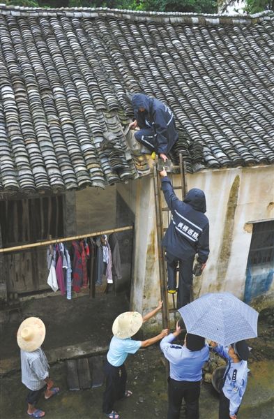 6月14日下午,枫桥镇乐山村低保户杨铁明的住房严重漏雨,得知情况后,枫桥派出所副所长吴嘉军带志愿者前往维修。摄影/田雨 6月14日下午,枫桥镇乐山村低保户杨铁明的住房严重漏雨,得知情况后,枫桥派出所副所长吴嘉军带志愿者前往维修。摄影/田雨